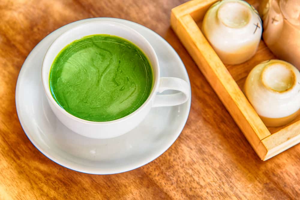 תה ירוק עם אבקת מאצ'ה