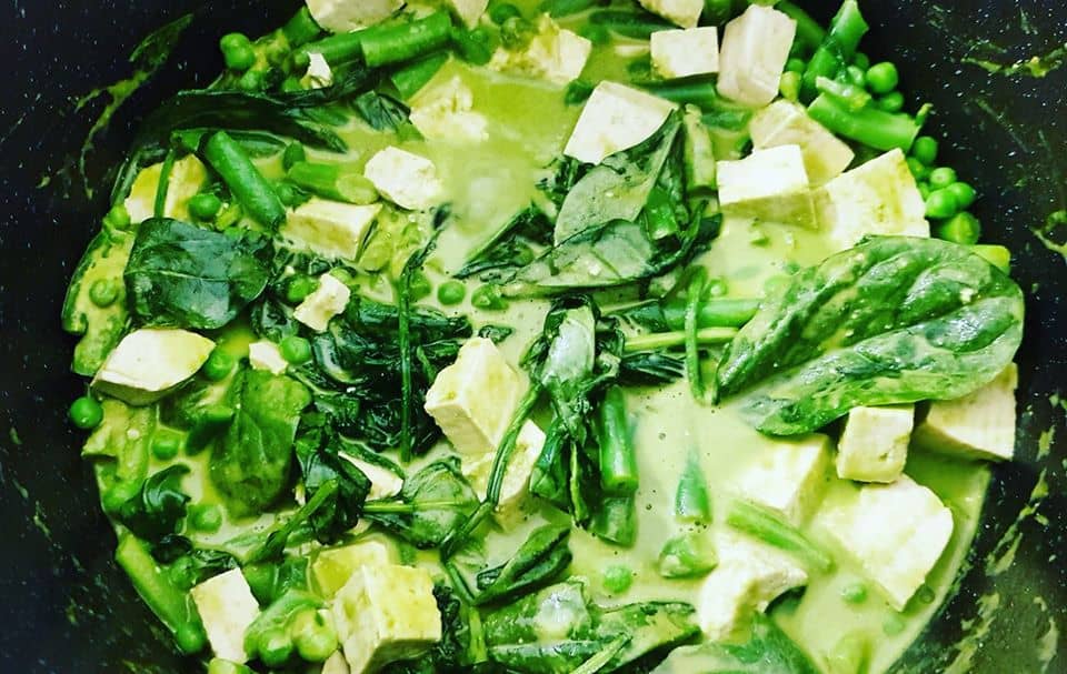 תבשיל טופו וירוקים בקרם קארי ירוק – מתוך "לחיות טוב יותר" עם מיכל צפיר, רדיו תל אביב